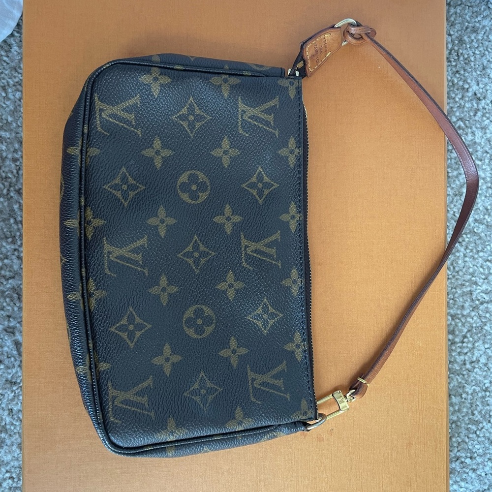Louis Vuitton pochette in good condition! Authentic